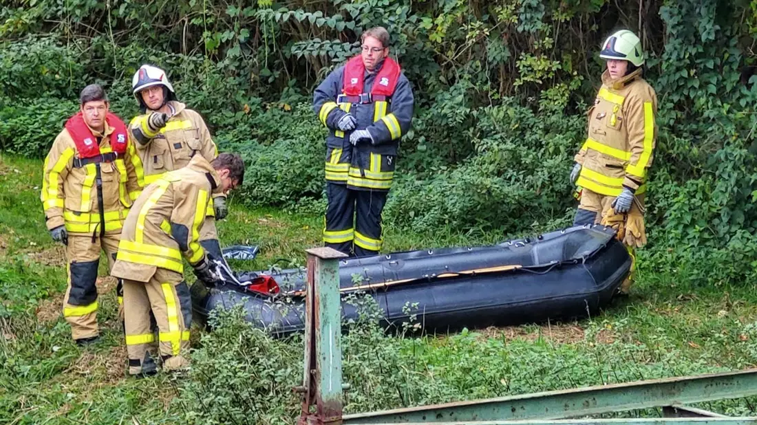 FW Grevenbroich: Erneuter Todesfall an der Erft bei Grevenbroich - Feuerwehr birgt unbekannten Leichnam aus dem Flutgraben - Polizei ermittelt - Bild: presseportal.de