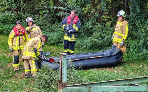 FW Grevenbroich: Erneuter Todesfall an der Erft bei Grevenbroich - Feuerwehr birgt unbekannten Leichnam aus dem Flutgraben - Polizei ermittelt - Foto: presseportal.de