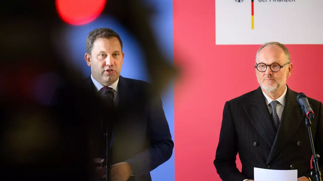 IIB-Vorsitzender Christ (r.): Deutschland muss mehr für seine wirtschaftliche Resilienz tun. (Archivbild) - Bild: Bernd von Jutrczenka/dpa