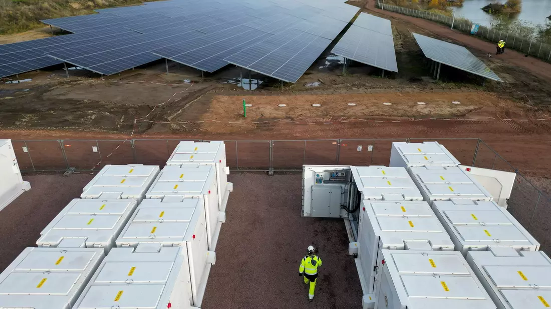 Batteriespeicher können Schwankungen bei Solar- und Windstrom ausgleichen. (Archivbild) - Bild: Jan Woitas/dpa
