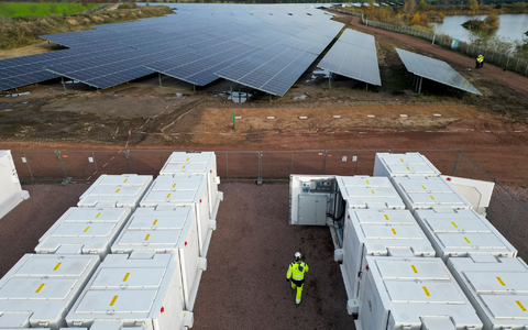 Batteriespeicher können Schwankungen bei Solar- und Windstrom ausgleichen. (Archivbild) - Foto: Jan Woitas/dpa