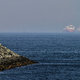 Die für die internationale Schifffahrt so wichtige Meerenge ist weiter blockiert.  - Foto: Fatima Shbair/AP/dpa