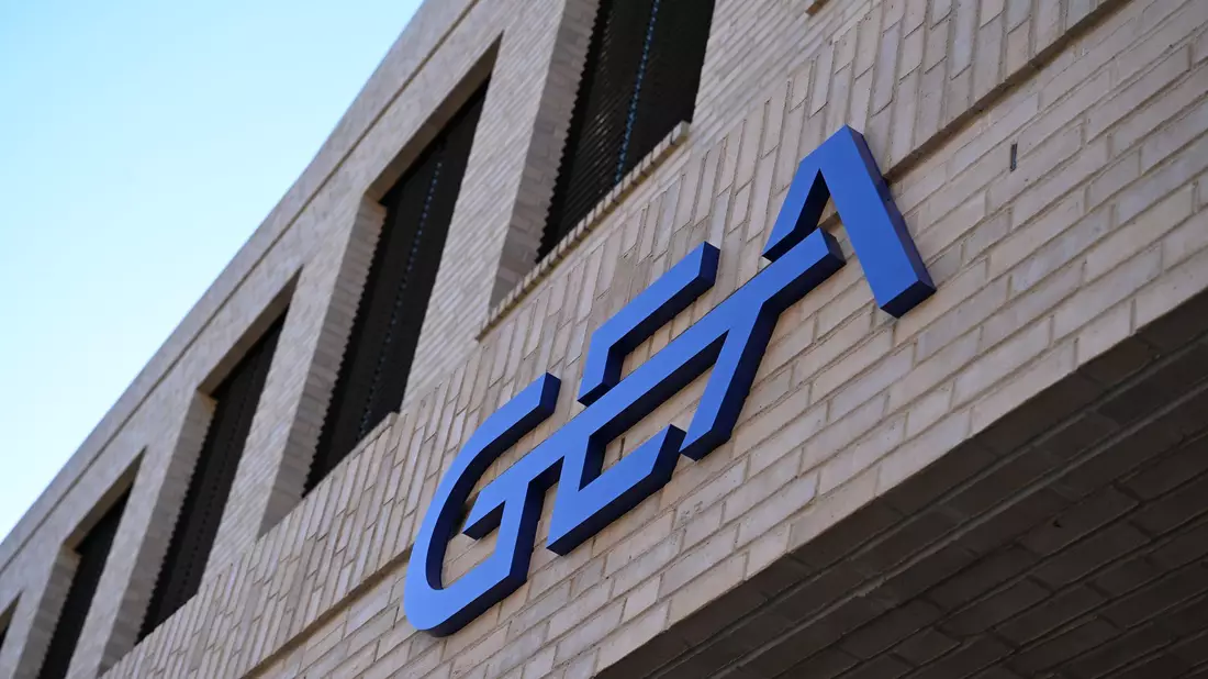 Das Gea-Logo am neuen Firmensitz in Düsseldorf. - Bild: Wolf von Dewitz/dpa