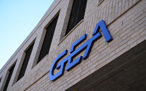 Das Gea-Logo am neuen Firmensitz in Düsseldorf. - Foto: Wolf von Dewitz/dpa