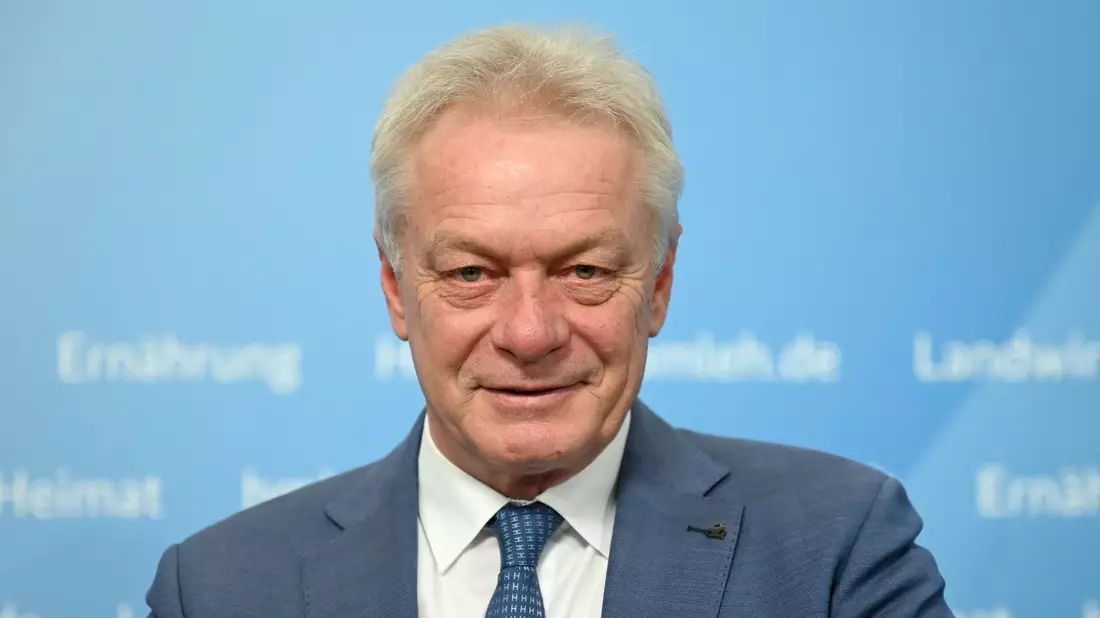 Agrarminister Rainer sieht Chancen für Bauern bei steigender Bio-Nachfrage. (Archivbild) - Bild: Elisa Schu/dpa