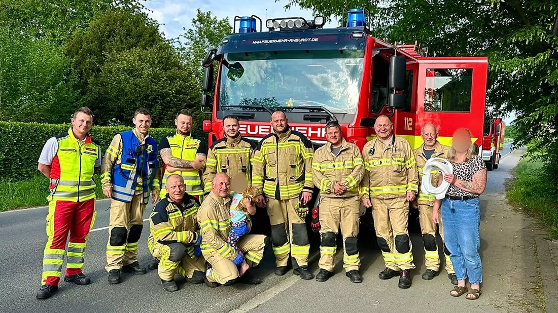FW Rheurdt: Kind Hals über Kopf in Toilettensitz eingeklemmt - Feuerwehr sorgt für Happy End - Bild: presseportal.de
