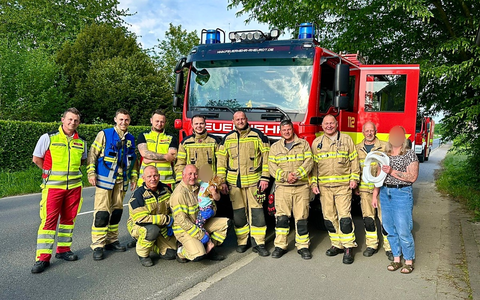 FW Rheurdt: Kind Hals über Kopf in Toilettensitz eingeklemmt - Feuerwehr sorgt für Happy End - Foto: presseportal.de