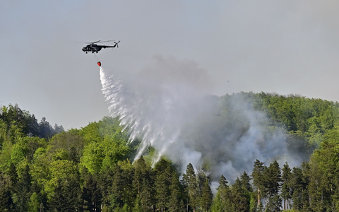 Hubschrauber sind im Einsatz, um einem Waldbrand im tschechischen Nationalpark Böhmische Schweiz zu löschen. - Foto: Hájek Ondøej/CTK/dpa