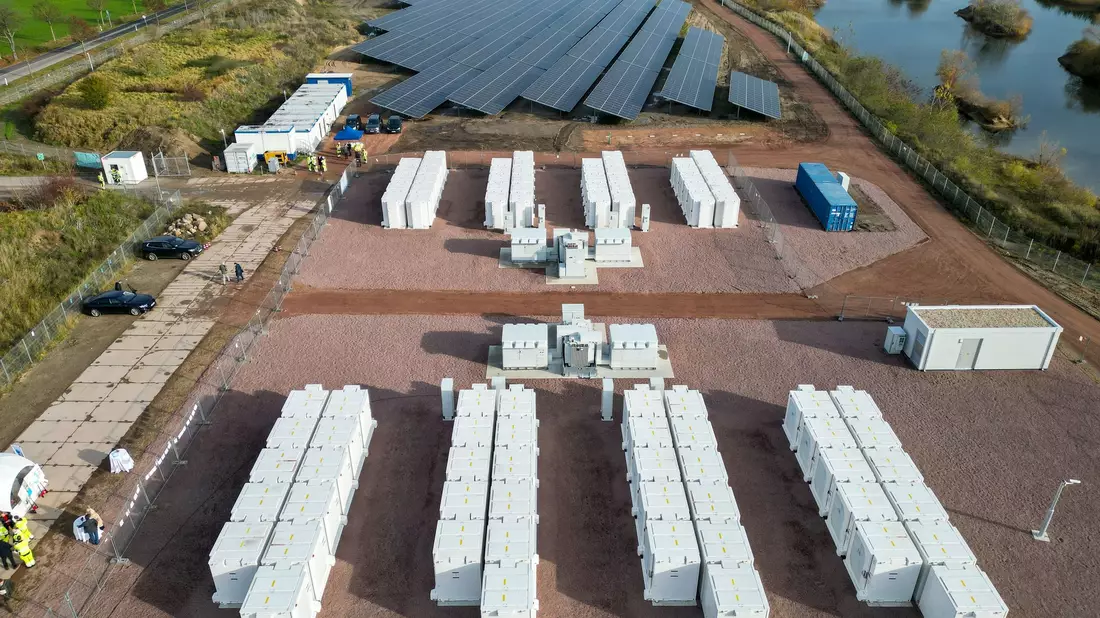Batteriespeicher und Solaranlagen ergänzen sich zwar, entwickeln sich aktuell aber in unterschiedliche Richtungen. (Archivbild) - Bild: Jan Woitas/dpa