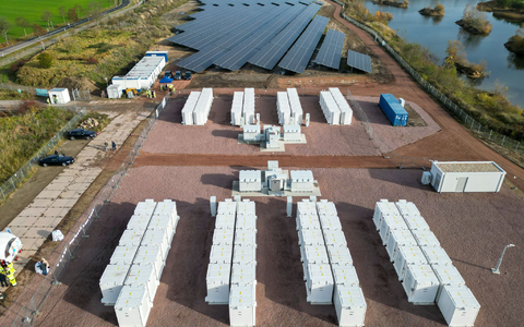 Batteriespeicher und Solaranlagen ergänzen sich zwar, entwickeln sich aktuell aber in unterschiedliche Richtungen. (Archivbild) - Foto: Jan Woitas/dpa
