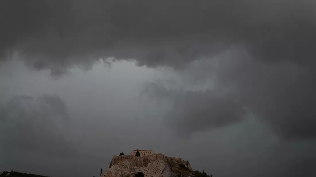 Die niedrigen Temperaturen überraschten zahlreiche Touristen, die eigentlich mit frühsommerlichem Wetter gerechnet hatten. (Archivfoto) - Bild: Thanassis Stavrakis/AP/dpa
