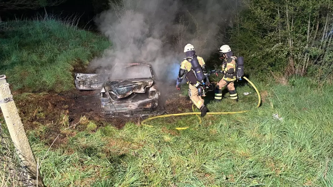 FW-PL: Ortsteil Köbbinghauser Hammer - PKW löst Flächenbrand aus - Bild: presseportal.de