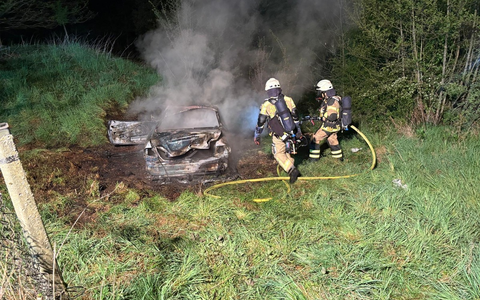 FW-PL: Ortsteil Köbbinghauser Hammer - PKW löst Flächenbrand aus - Foto: presseportal.de