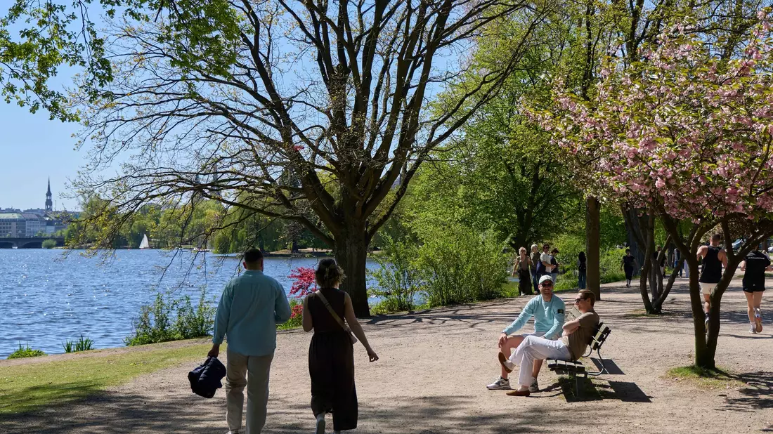 Viele Menschen nutzten das schöne Wetter für Ausflüge. - Bild: Georg Wendt/dpa