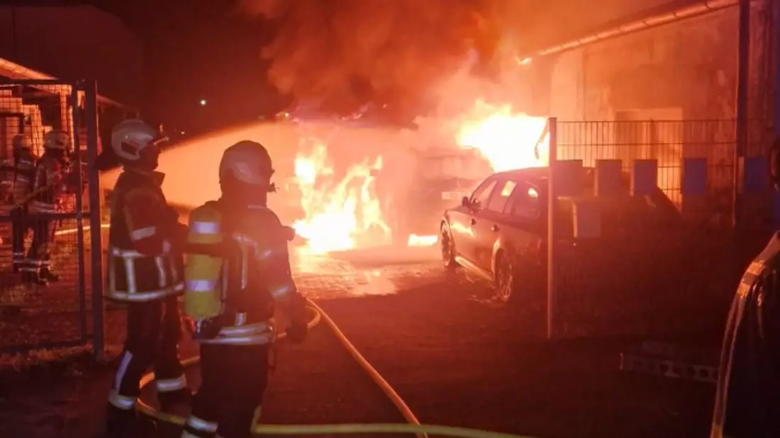 FW Gundelfingen: Gebäudebrand im Gewerbegebiet in Gundelfingen - Bild: presseportal.de