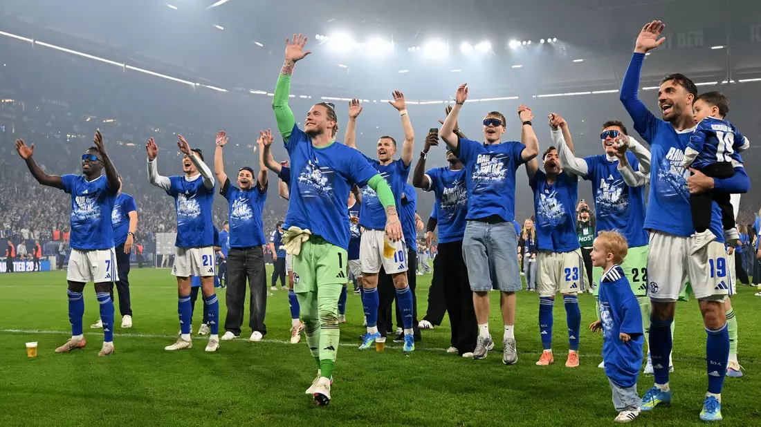 Die Mannschaft von Schalke 04 feierte den Aufstieg auf dem Platz. - Bild: Bernd Thissen/dpa