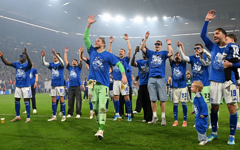 Die Mannschaft von Schalke 04 feierte den Aufstieg auf dem Platz. - Foto: Bernd Thissen/dpa