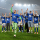 Die Mannschaft von Schalke 04 feierte den Aufstieg auf dem Platz. - Foto: Bernd Thissen/dpa