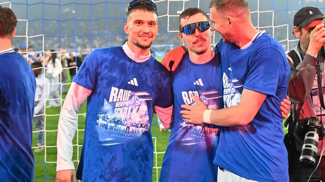 Felipe Sánchez (l, ), Ron Schallenberg (M) und Stürmer-Star Edin Dzeko jubeln über den Aufstieg. - Bild: Bernd Thissen/dpa