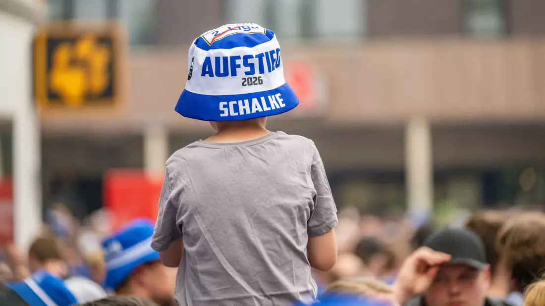 Schalke 04 ist nach drei Jahren zurück in der Fußball-Bundesliga. - Bild: Benjamin Westhoff/dpa