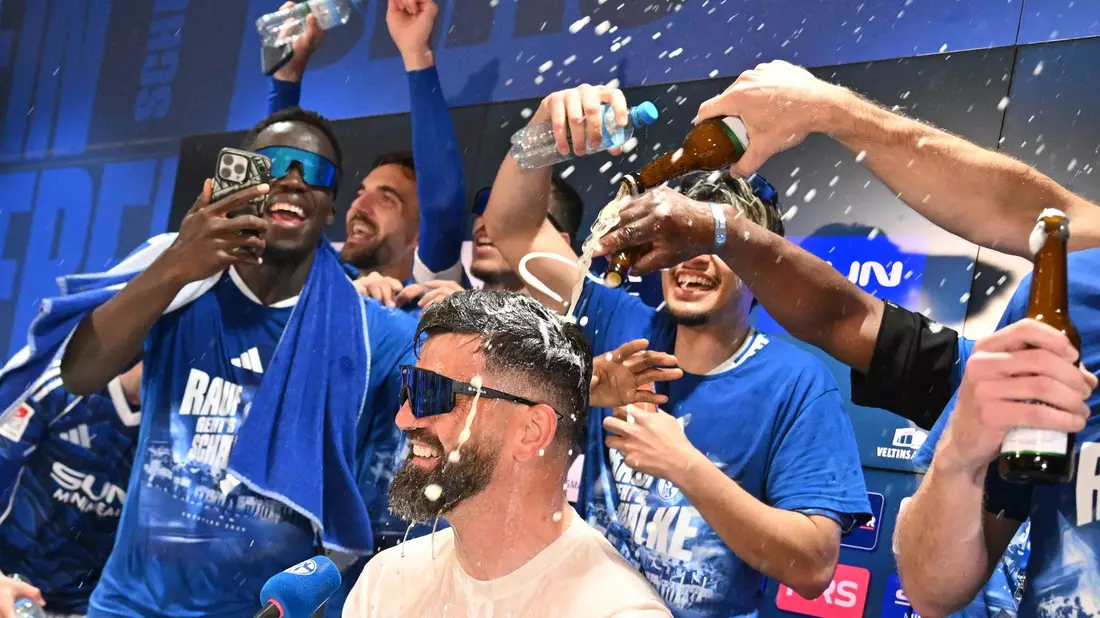 Für Trainer Miron Muslic gab es die obligatorische Bierdusche. - Bild: Bernd Thissen/dpa