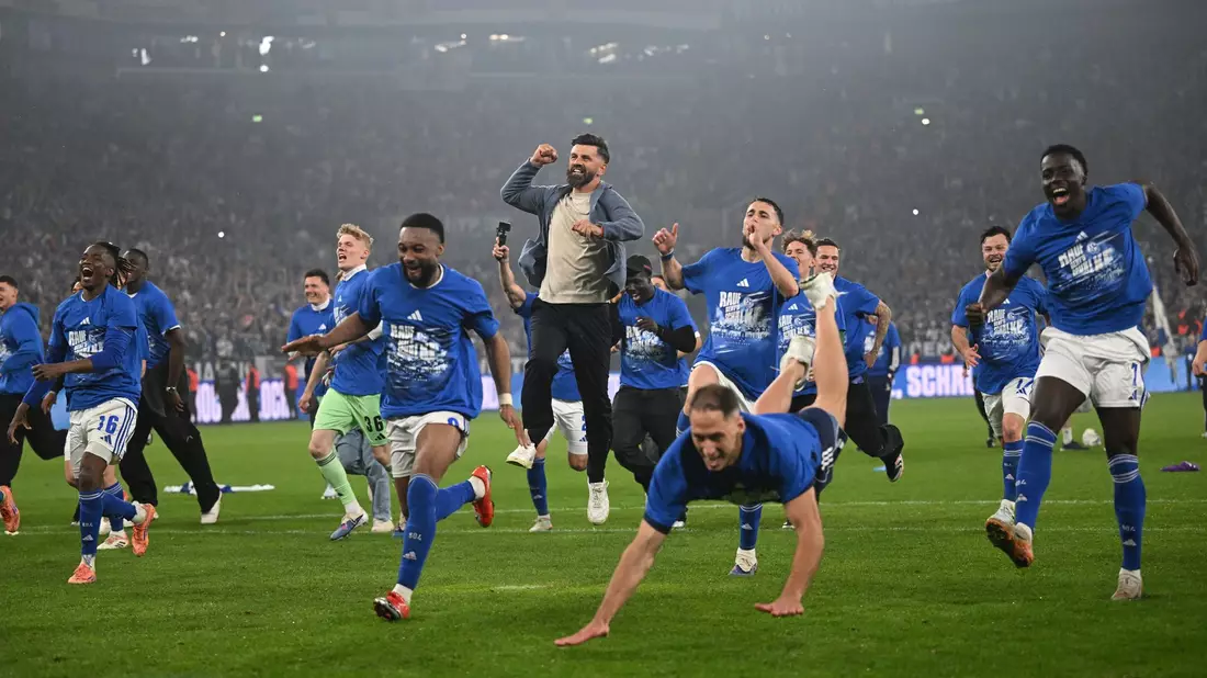 Grenzenloser Jubel nach dem Schlusspfiff: Schalke 04 ist wieder erstklassig. - Bild: Bernd Thissen/dpa