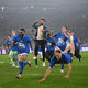 Grenzenloser Jubel nach dem Schlusspfiff: Schalke 04 ist wieder erstklassig. - Foto: Bernd Thissen/dpa