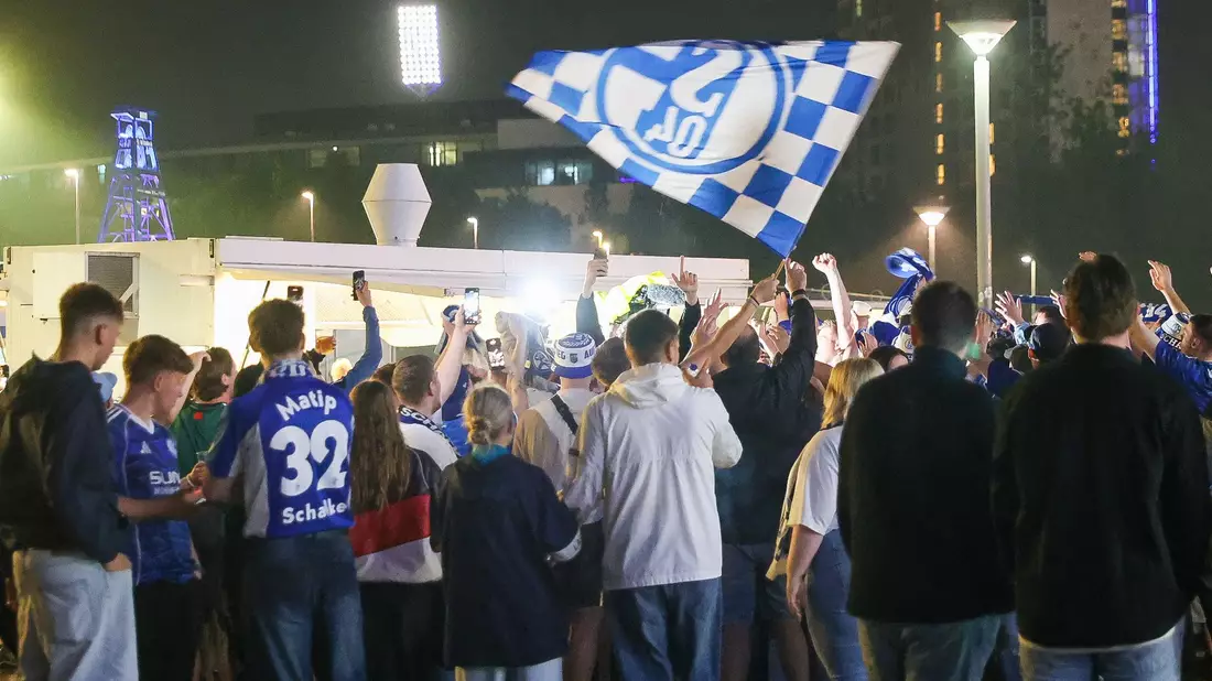 Bis tief in die Nacht feierten die Schalker Anhänger und legten zeitweise den Verkehr lahm. - Bild: Matthi Rosenkranz/dpa