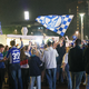 Bis tief in die Nacht feierten die Schalker Anhänger und legten zeitweise den Verkehr lahm. - Foto: Matthi Rosenkranz/dpa