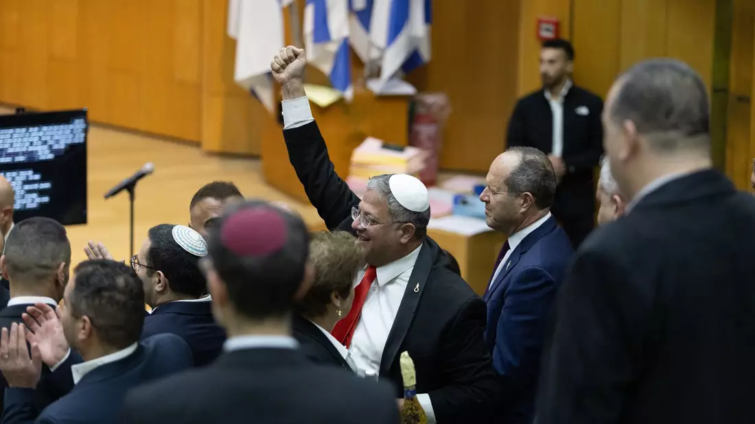 Israels rechtsextremer Polizeiminister Itamar Ben-Gvir feiert im Parlament die Verabschiedung des umstrittenen Gesetzes zur Einführung der Todesstrafe für Terroristen. (Archivbild) - Bild: Itay Cohen/AP/dpa