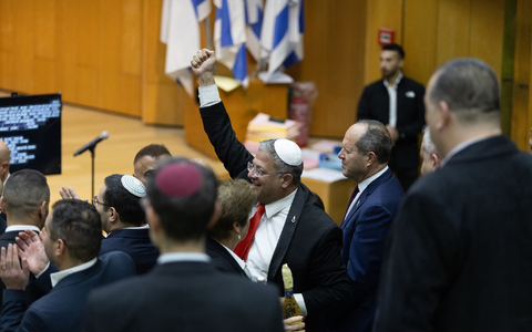 Israels rechtsextremer Polizeiminister Itamar Ben-Gvir feiert im Parlament die Verabschiedung des umstrittenen Gesetzes zur Einführung der Todesstrafe für Terroristen. (Archivbild) - Foto: Itay Cohen/AP/dpa