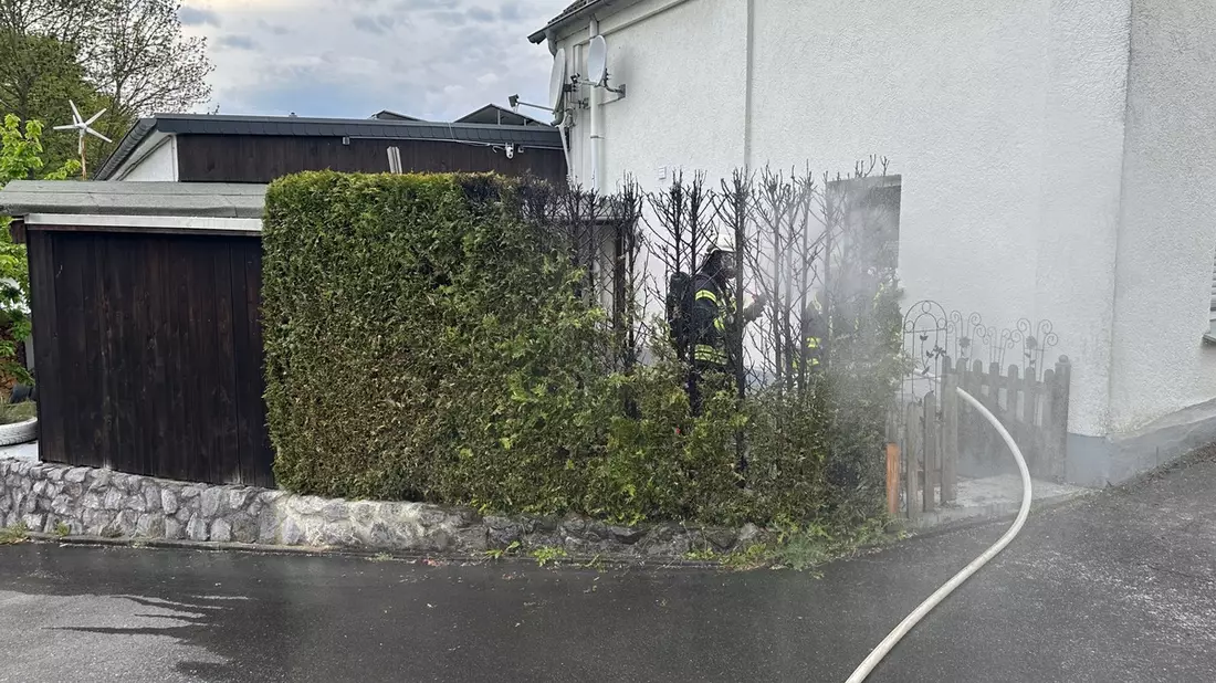 FW Ense: Heckenbrand in Ense-Lüttringen: Feuerwehr führt Nachlöscharbeiten durch** - Bild: presseportal.de