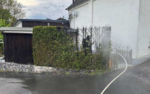 FW Ense: Heckenbrand in Ense-Lüttringen: Feuerwehr führt Nachlöscharbeiten durch** - Foto: presseportal.de