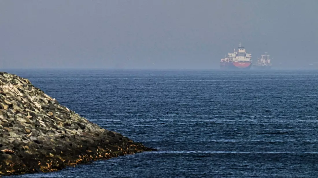 Die für die internationale Schifffahrt so wichtige Meerenge ist weiter blockiert.  - Bild: Fatima Shbair/AP/dpa