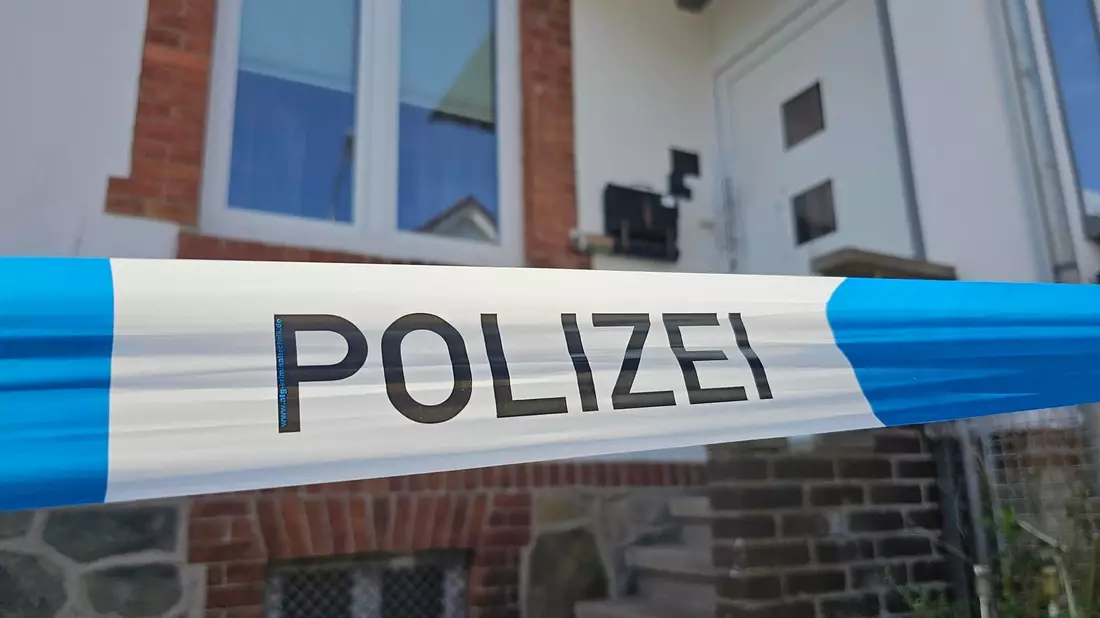 In einem Haus im Ortsteil Steinbergen in Rinteln fand eine Tochter die leblosen Körper ihrer Mutter und deren Lebensgefährten. - Bild: dpa