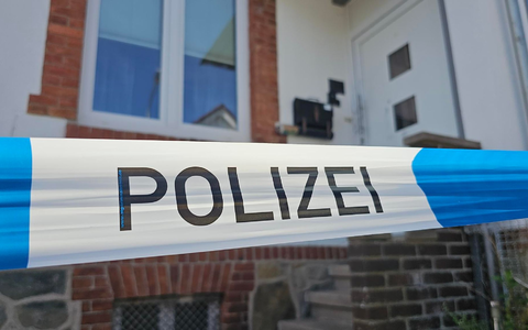 In einem Haus im Ortsteil Steinbergen in Rinteln fand eine Tochter die leblosen Körper ihrer Mutter und deren Lebensgefährten. - Foto: dpa