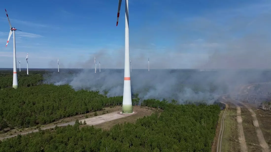 Die Brände in Jüterbog werden von Trockenheit begünstigt - Bild: Manuel Genolet/dpa