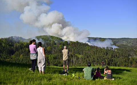 Auch in der Tschechien nahe der Grenze zu Sachsen brennen Wälder - Foto: Hájek Ondøej/CTK/dpa
