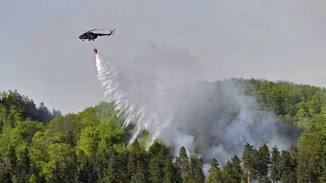 Waldbrand im Nationalpark Böhmische Schweiz: Löschhubschrauber sind im Einsatz  - Bild: Hájek Ondøej/CTK/dpa