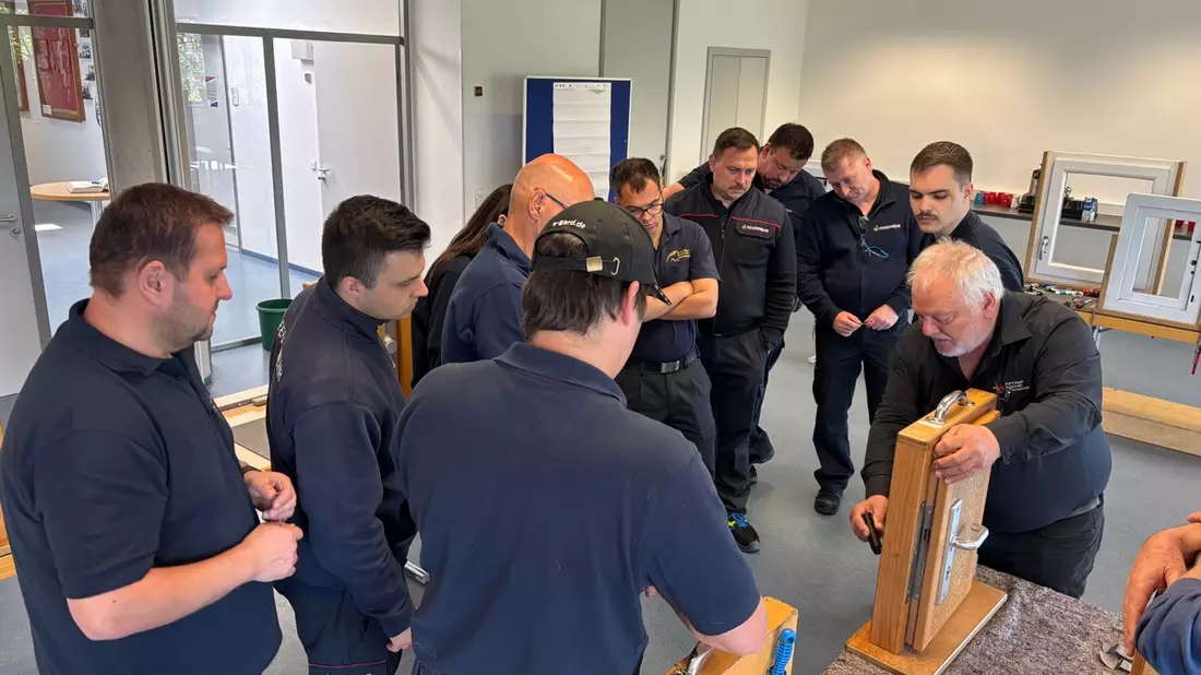 FW Weinheim: Feuerwehr Weinheim baut Kompetenz bei Türöffnungen weiter aus - Bild: presseportal.de
