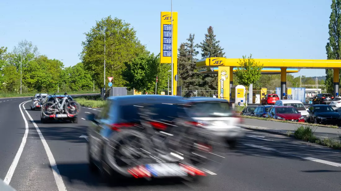 Preisunterschiede je nach Tankstelle sind laut Kartellamt momentan sehr stark (Archivbild)     - Bild: Pia Bayer/dpa