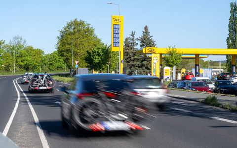 Preisunterschiede je nach Tankstelle sind laut Kartellamt momentan sehr stark (Archivbild)     - Foto: Pia Bayer/dpa
