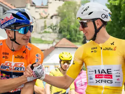 Florian Lipowitz (l) musste sich nur Tadej Pogacar geschlagen geben. - Foto: Jean-Christophe Bott/KEYSTONE/dpa