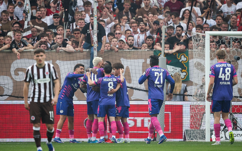 Die Mainzer bejubeln den Treffer zum 1:0 in Hamburg.  - Foto: Christian Charisius/dpa