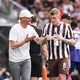 St. Paulis Trainer Alexander Blessin (l) spricht mit Eric Smith. - Foto: Christian Charisius/dpa