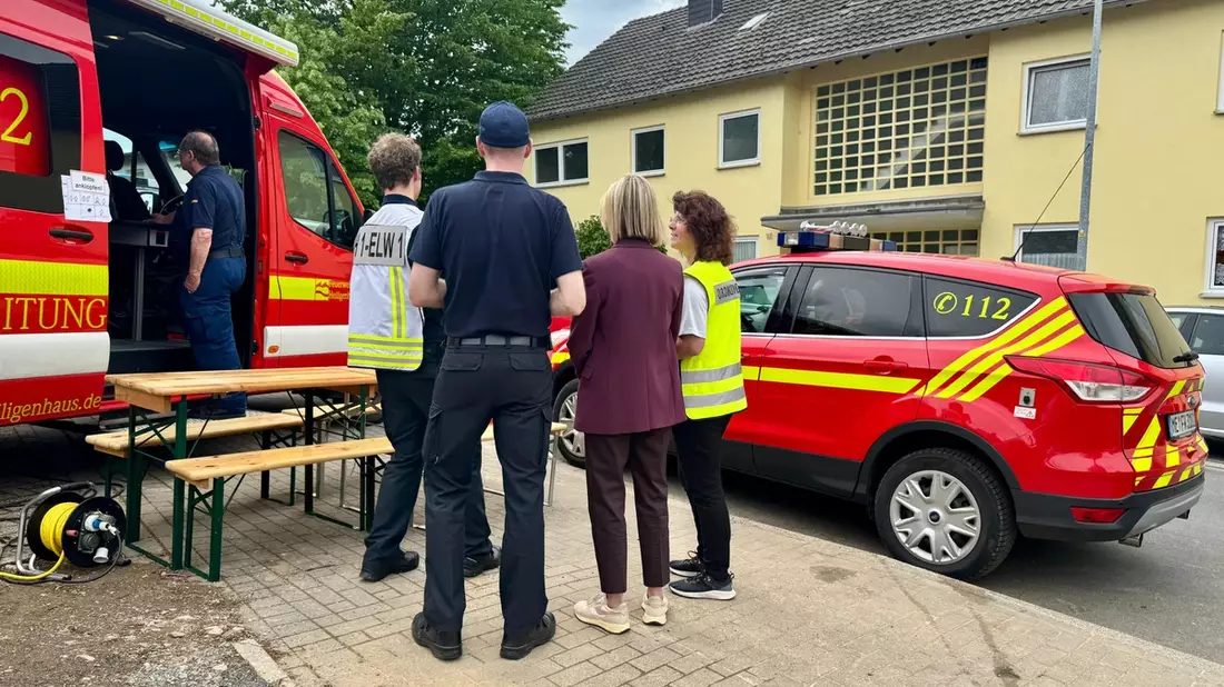 FW-Heiligenhaus: Einsturzgefahr nicht auszuschließen - mehrere Wohnhäuser vorsorglich geräumt - Bild: presseportal.de
