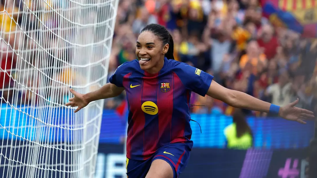 Salma Paralluelo jubelt früh für Barcelona gegen den FC Bayern.   - Bild: Joan Monfort/AP/dpa
