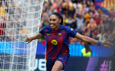  Salma Paralluelo jubelt früh für Barcelona gegen den FC Bayern.   - Foto: Joan Monfort/AP/dpa
