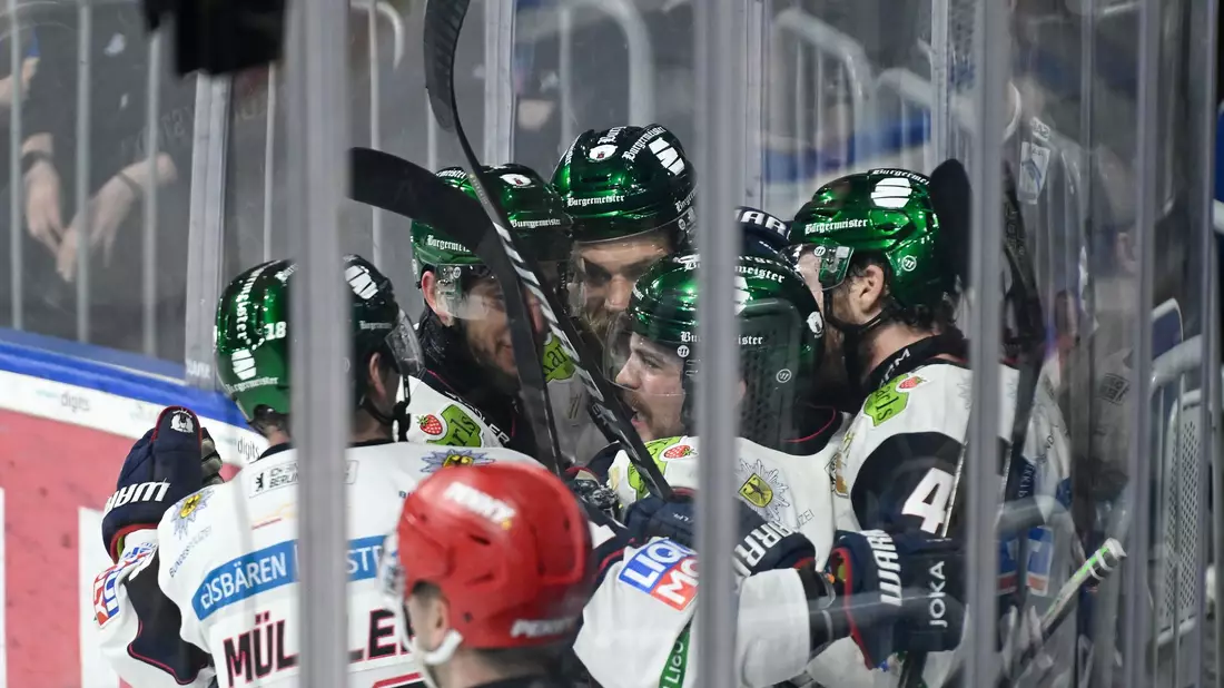 Die Eisbären jubeln über den zwölften Titel in der DEL. - Bild: Florian Wiegand/dpa