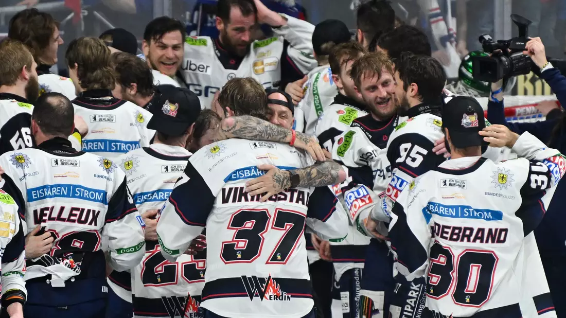Die Eisbären jubeln über den zwölften Titel in der DEL. - Bild: Florian Wiegand/dpa